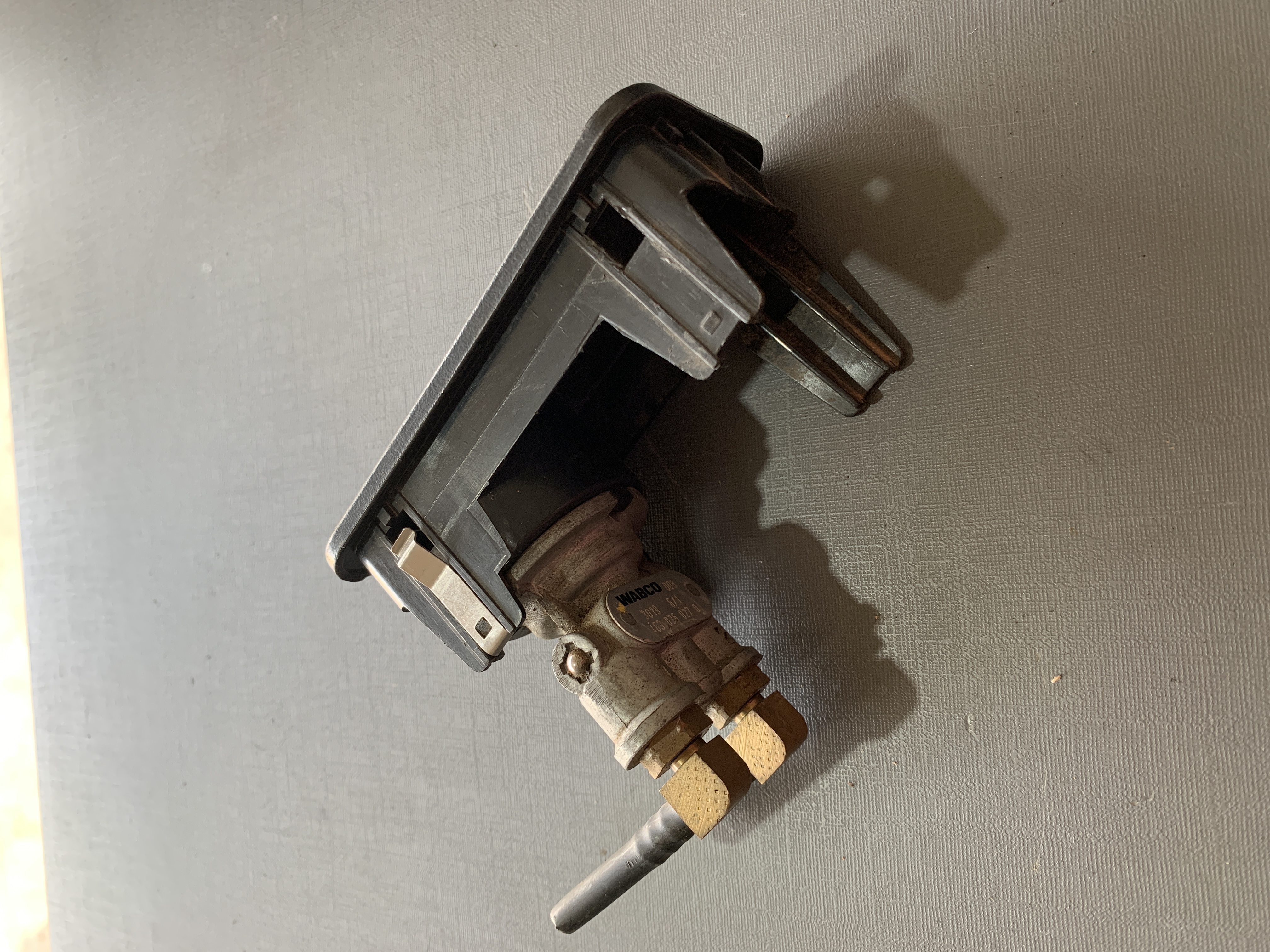 Moldura da Válvula de Levantar Truck MB Atego/Axor 2