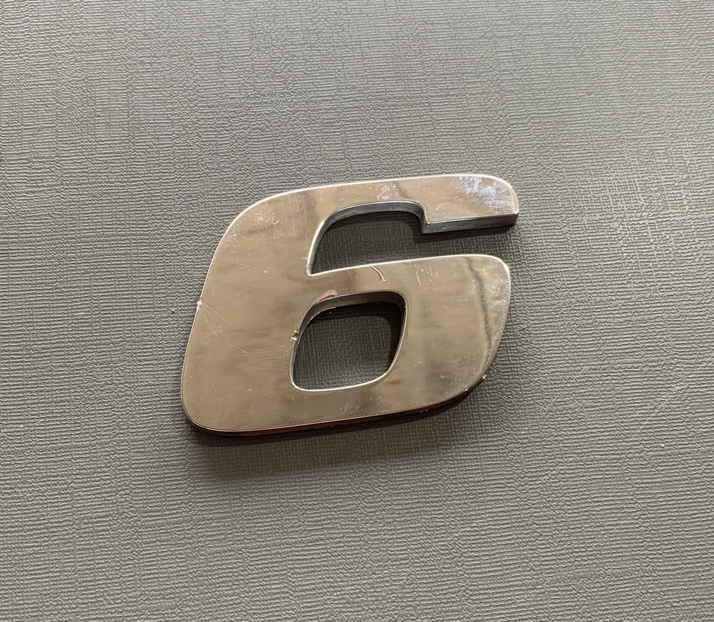 Emblema Númerico 6/9 Cromado  Mercedes Benz